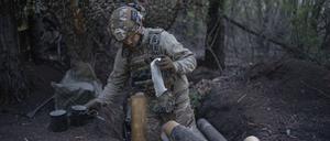 dpatopbilder - 11.04.2024, Ukraine, Donezk: Ein ukrainischer Soldat der Asow-Brigade  bereitet Granaten für eine Gebirgshaubitze Modell 56 an der Frontlinie in Richtung Kreminna, Region Donezk vor. Foto: Alex Babenko/AP/dpa +++ dpa-Bildfunk +++