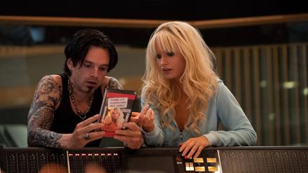 Mit Videotape. Sebastian Stan und Lily James als Pam und Tommy.