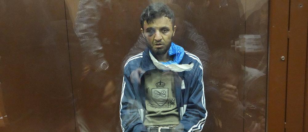 Ein Tatverdächtiger des Terroranschlags auf die Konzerthalle Crocus City Hall sitzt in einem Glaskäfig im Bezirksgericht Basmanny.
