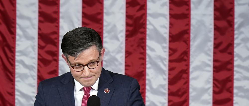 Mike Johnson, neu gewählter Vorsitzender des US-Repräsentantenhauses, spricht vor Kongressmitgliedern im US-Kapitol.