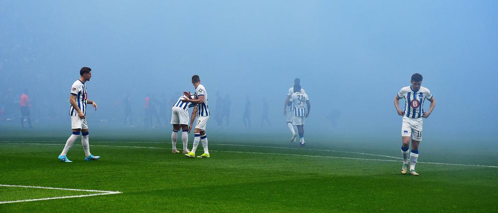 Den Spielern von Hertha BSC fehlte nur vor dem Anpfiff der Durchblick.