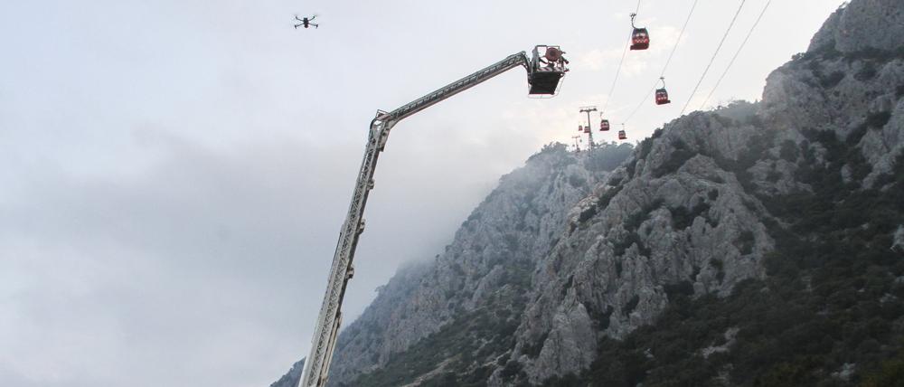Ein Rettungsteam arbeitet mit Passagieren einer Seilbahn außerhalb von Antalya.