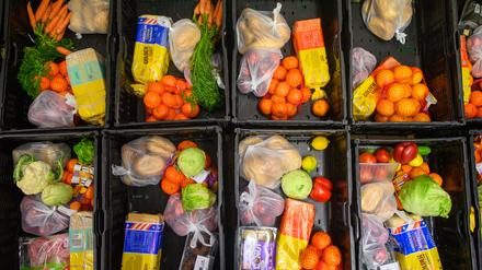 Für Bedürftige gepackte Kisten stehen im Lager „Tafel“ der Arbeiterwohlfahrt (AWO) Kreisverband Salzland bereit. (Archivbild)