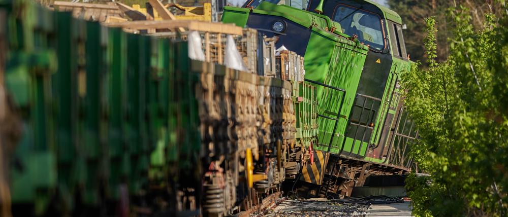 Eine Rangierlok ist in Birkenwerder entgleist. Am Mittwochabend waren Räder der Rangierlok beim Überfahren einer Weiche im Bereich des Bahnhofs Birkenwerder bei Berlin aus der Spur gesprungen.