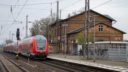 Ein Regionalzug RE4 nach Falkenberg (Elster) fährt auf Bahnsteig 1 des Trebbiner Bahnhofs ein.