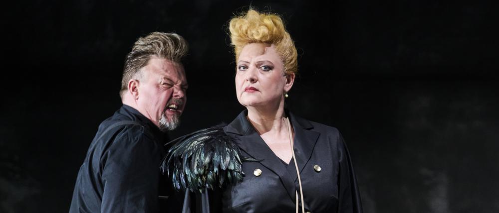 Ein Vollblut, ein Greif und eine Elefantin. „Zähne und Krallen“ von Peter Thiers, hier mit René Schwittay, Bettina Riebesel, Laura Maria Hänsel.