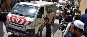 Ein Krankenwagen mit den Leichen von Menschen, die von Bewaffneten getötet wurden, kommt in einem Krankenhaus in Quetta an. 