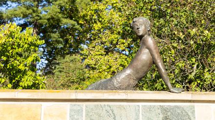 Bronzefigur von Erich Kästner als Junge auf einer Mauer am Dresdener Albertplatz