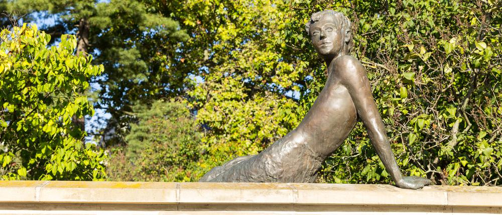 Bronzefigur von Erich Kästner als Junge auf einer Mauer am Dresdener Albertplatz