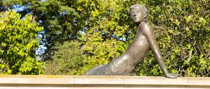 Bronzefigur von Erich Kästner als Junge auf einer Mauer am Dresdener Albertplatz