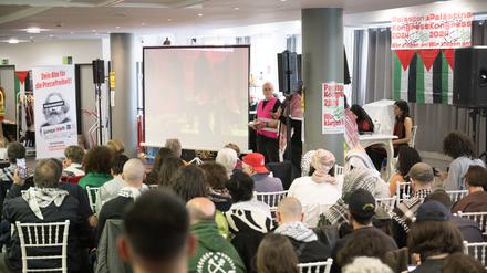 12.04.2024, Berlin: Wieland Hoban, Vorstand Jüdische Stimme, spricht während des Palästina-Kongress 2024. Die propalästinensische Veranstaltung unter dem Motto «Wir klagen an» soll vom 12. bis 14. April stattfinden. Seit der Ankündigung des Kongresses gibt es immer wieder scharfe Kritik daran. Foto: Sebastian Christoph Gollnow/dpa +++ dpa-Bildfunk +++
