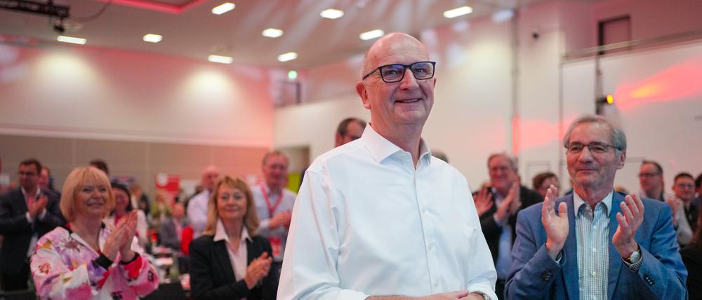 Dietmar Woidke (M, SPD), Ministerpräsident von Brandenburg, bekommt während des Landesparteitages der Brandenburger SPD nach seiner Rede den minutenlangen Applaus der Landesversammlung. Rechts neben ihm steht Matthias Platzeck, Brandenburger Ministerpräsident von 2002 bis 2013.
