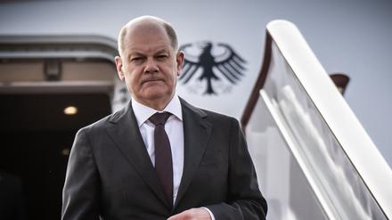 Bundeskanzler Olaf Scholz (SPD) steigt am Flughafen von Chongqing in China aus dem Flugzeug.