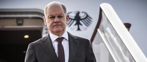 Bundeskanzler Olaf Scholz (SPD) steigt am Flughafen von Chongqing in China aus dem Flugzeug.