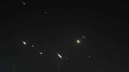 Flammen von Explosionen leuchten am Himmel über Jerusalem, während Israels Raketenabwehrsystem «Iron Dome» Raketen und Drohnen aus dem Iran abfängt. 