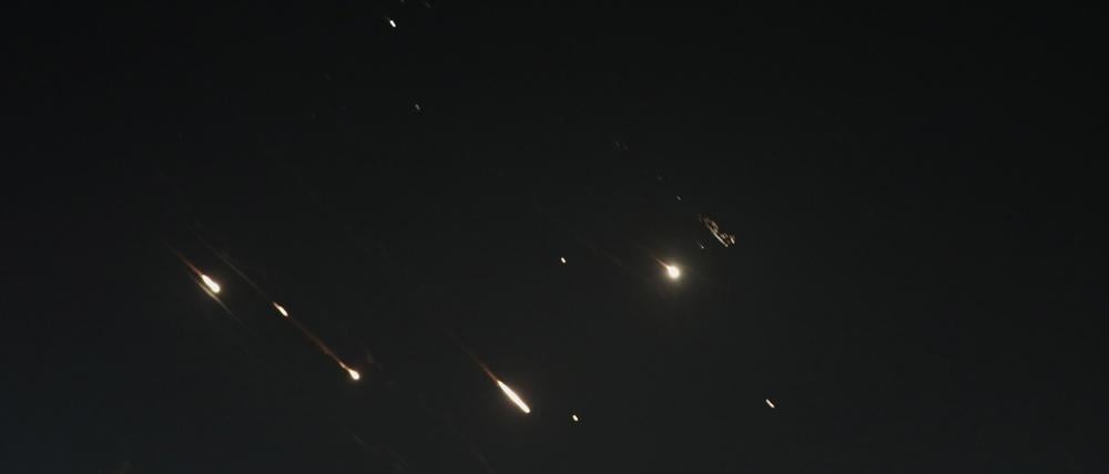 Flammen von Explosionen leuchten am Himmel über Jerusalem, während Israels Raketenabwehrsystem «Iron Dome» Raketen und Drohnen aus dem Iran abfängt. 