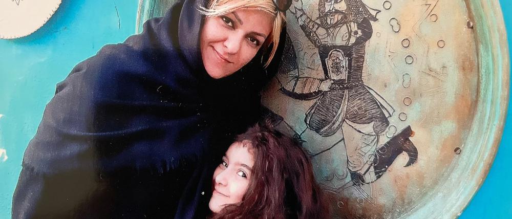 Die Iranierin Leyla Biouk mit ihrer Tochter Nila im Dokumentarfilm „Nilas Traum im Garten Eden“. Regie: Niloufar Taghizadeh