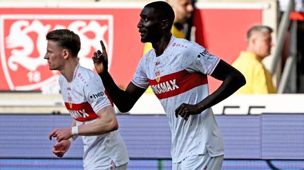 Läuft! Serhou Guirassy (r.) feiert sein Tor zum 1:0 gegen Frankfurt. 