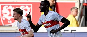 Läuft! Serhou Guirassy (r.) feiert sein Tor zum 1:0 gegen Frankfurt. 
