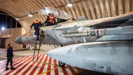 Ein F-15-Jagdbomber im Hangar nach dem Einsatz gegen iranische Drohnen.