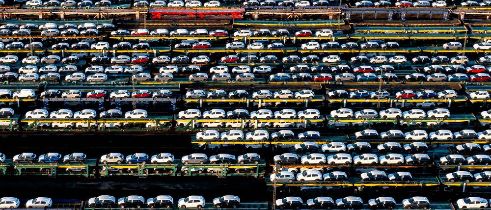 Autozüge stehen auf dem Rangierbahnhof im Bremer Stadtteil Gröpelingen.