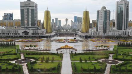 Stadtansicht mit dem 100 Meter hohen Baiterek-Turm in der Mitte in der kasachischen Hauptstadt Astana.