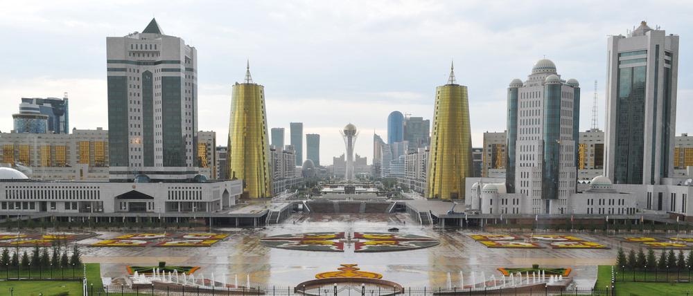 Stadtansicht mit dem 100 Meter hohen Baiterek-Turm in der Mitte in der kasachischen Hauptstadt Astana.