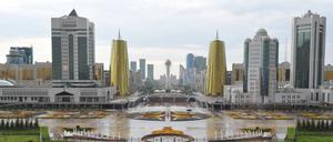 Stadtansicht mit dem 100 Meter hohen Baiterek-Turm in der Mitte in der kasachischen Hauptstadt Astana.