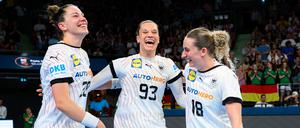 Emily Bölk, Julia Behnke und Mia Zschocke (v.l.n.r.) feiern die Olympia-Qualifikation.