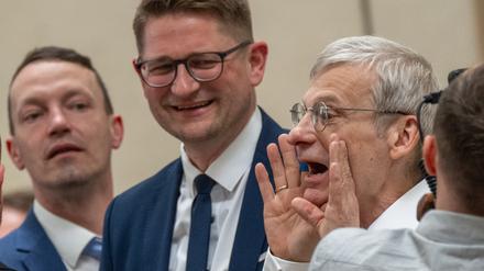 Hans-Christoph Berndt (r.), Spitzenkandidat der AfD Brandenburg für die Landtagswahl und René Springer (M.), Landesvorsitzender der AfD Brandenburg, stehen beim Landesparteitag der AfD Brandenburg in der Wiesenhalle.