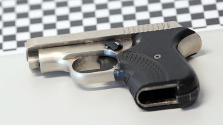 ARCHIV - 20.05.2021, Nordrhein-Westfalen, Düsseldorf: Eine Schusswaffe liegt während einer Pressekonferenz auf einen Tisch. (zu dpa: «LKA-Chef geht von hoher Dunkelziffer an Mafiosi aus») Foto: Federico Gambarini/dpa +++ dpa-Bildfunk +++
