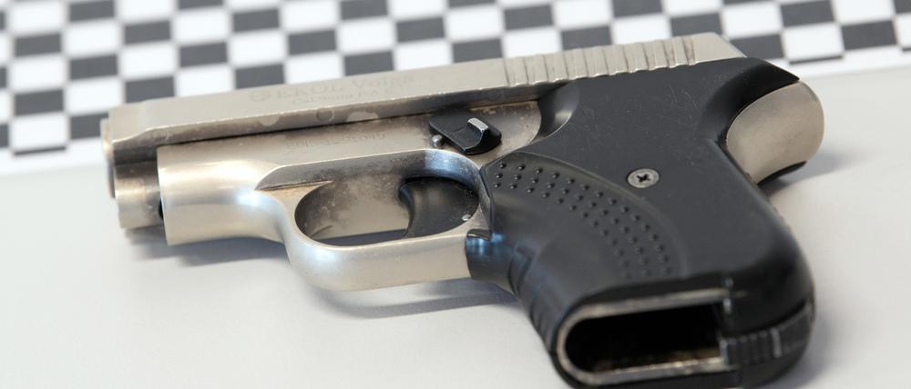ARCHIV - 20.05.2021, Nordrhein-Westfalen, Düsseldorf: Eine Schusswaffe liegt während einer Pressekonferenz auf einen Tisch. (zu dpa: «LKA-Chef geht von hoher Dunkelziffer an Mafiosi aus») Foto: Federico Gambarini/dpa +++ dpa-Bildfunk +++