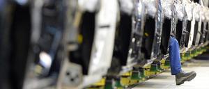 Mitarbeiter der Automarke Mercedes-Benz im Daimler Konzern fertigen im Mercedes-Benz Werk Fahrzeuge der S-Klasse.