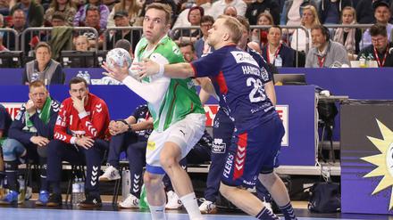 Die Füchse (li. Lasse Andersson gegen Flensburgs Johan Hansen) müssen weiter auf den ersten Titel im Pokal seit 2014 warten. 
