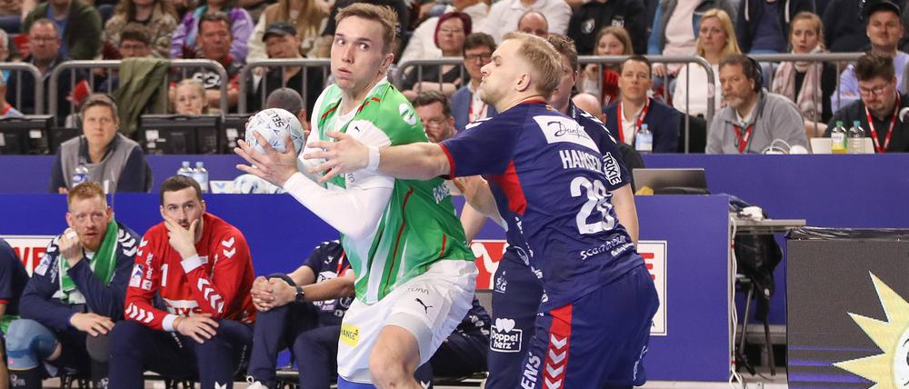 Die Füchse (li. Lasse Andersson gegen Flensburgs Johan Hansen) müssen weiter auf den ersten Titel im Pokal seit 2014 warten.