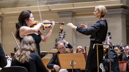 Joana Mallwitz und das Konzerthausorchester mit der Violinistin Suyeon Kim. Foto : Felix Löchner