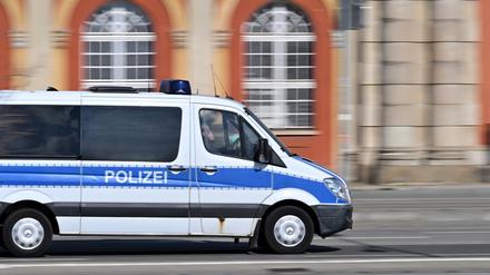 Potsdam, 12.03.2024, Lokales, Polizei, Polizeiwagen im Einsatz, Blaulicht, Stadtbilder, Symbolfoto, Genrebild, Foto: Ottmar Winter PNN ACHTUNG: Foto ist ausschließlich für redaktionelle Berichterstattung der PNN und des TGSP! Eine kommerzielle Nutzung, z.B. Werbung, ist ausgeschlossen. Die Weitergabe an nicht autorisierte Dritte, insbesondere eine weitergehende Vermarktung über Bilddatenbanken, ist unzulässig.