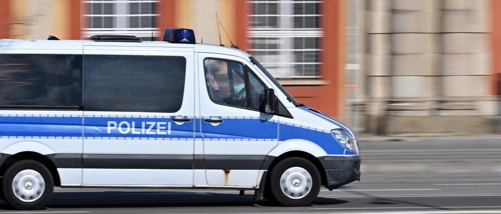 Potsdam, 12.03.2024, Lokales, Polizei, Polizeiwagen im Einsatz, Blaulicht, Stadtbilder, Symbolfoto, Genrebild, Foto: Ottmar Winter PNN ACHTUNG: Foto ist ausschließlich für redaktionelle Berichterstattung der PNN und des TGSP! Eine kommerzielle Nutzung, z.B. Werbung, ist ausgeschlossen. Die Weitergabe an nicht autorisierte Dritte, insbesondere eine weitergehende Vermarktung über Bilddatenbanken, ist unzulässig.
