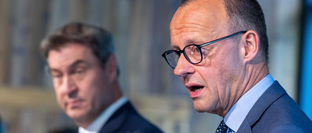 Markus Söder (l), CSU-Parteivorsitzender, und Friedrich Merz (r), CDU-Vorsitzender, nehmen nach der gemeinsamen Präsidiumssitzung von CDU und CSU an einer abschließenden Pressekonferenz teil.