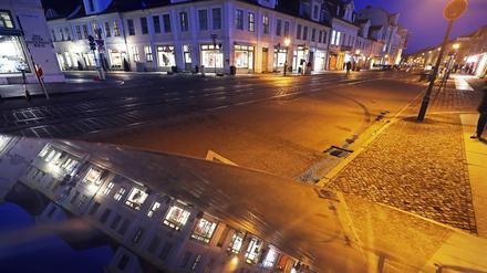 Friedrich-Ebert-Straße in Potsdam in der Dunkelheit (Symbolfoto). 