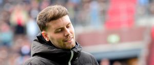 Geht gar nicht. St. Paulis Trainer Fabian Hürzeler reagiert. 