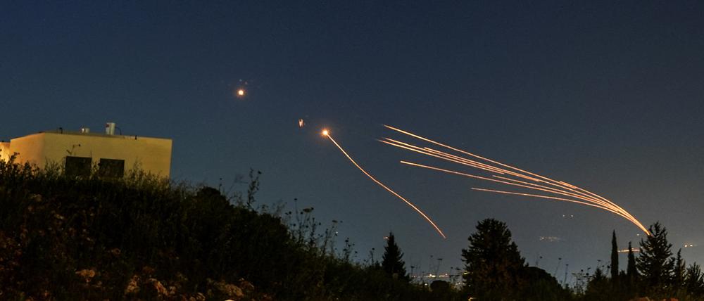 Das israelische Raketenabwehrsystem namens „Iron Dome“ hat die allermeisten Raketen und Drohnen aus dem Iran abgefangen.