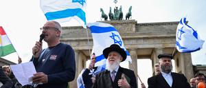 Volker Beck, the head of the German-Israeli Society, speaks as people gather for a rally in solidarity with Israel, after Iran launched drones and missiles towards Israel, in front of the Brandenburg Gate, in Berlin, Germany, April 14, 2024. REUTERS/Annegret Hilse