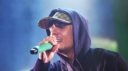 ARCHIV - 13.04.2019, Baden-Württemberg, Mannheim: Capital Bra, deutscher Rapper, tritt in der Maimarkthalle während seines Tourauftakts auf. (zu dpa: «Feuer bei Rapper Capital Bra - Keine Verletzten») Foto: Uli Deck/dpa +++ dpa-Bildfunk +++