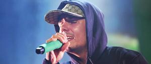 ARCHIV - 13.04.2019, Baden-Württemberg, Mannheim: Capital Bra, deutscher Rapper, tritt in der Maimarkthalle während seines Tourauftakts auf. (zu dpa: «Feuer bei Rapper Capital Bra - Keine Verletzten») Foto: Uli Deck/dpa +++ dpa-Bildfunk +++