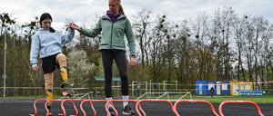 ARCHIV - 04.04.2024, Ukraine, Lwiw: Die 12-jährige Ukrainerin Jana Stepanenko, die bei einem russischen Raketenangriff auf den Bahnhof von Kramatorsk beide Beine verloren hat, bereitet sich mit Prothesen auf die Teilnahme am Boston-Marathon 2024 am 15. April vor. (zu dpa: «Zwölfjährige Ukrainerin mit Prothesen vor Debüt bei Boston-Marathon») Foto: ---/Ukrinform/dpa +++ dpa-Bildfunk +++