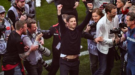 Viele Gratulationen sind direkt an Leverkusens Trainer Xabi Alonso adressiert.