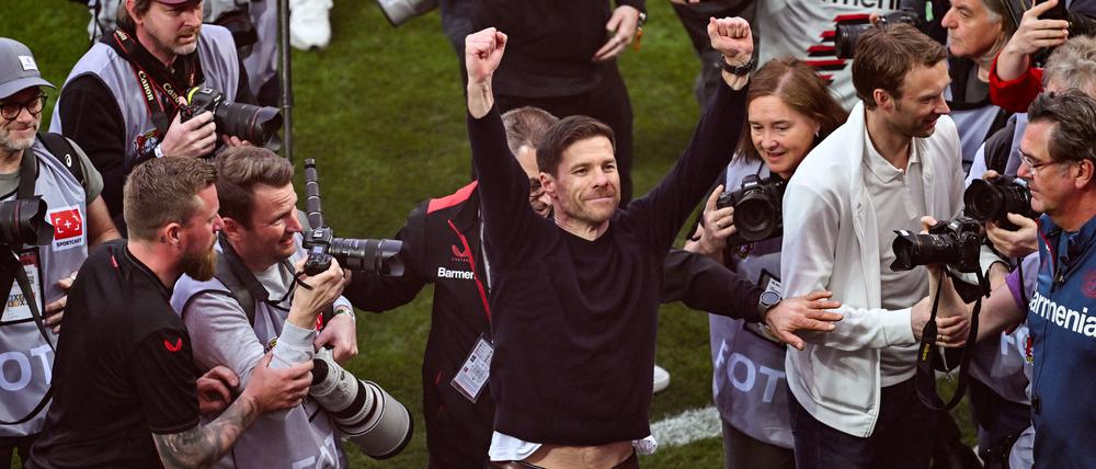 Viele Gratulationen sind direkt an Leverkusens Trainer Xabi Alonso adressiert.