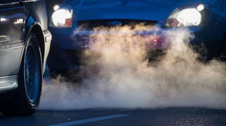 ARCHIV - 27.02.2018, Baden-Württemberg, Stuttgart: Abgase kommen aus dem Auspuff eines Autos. (zu dpa: «Greenpeace: Warnung vor Fahrverboten ist «politisches Armutszeugnis»») Foto: Marijan Murat/dpa +++ dpa-Bildfunk +++