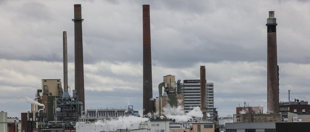 Hier wird produziert. Hinter Wohnhäusern sind die Anlagen des Werkes von Bayer in Leverkusen zu sehen.